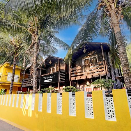 Super Townhouse Morjim Hotel Buitenkant foto