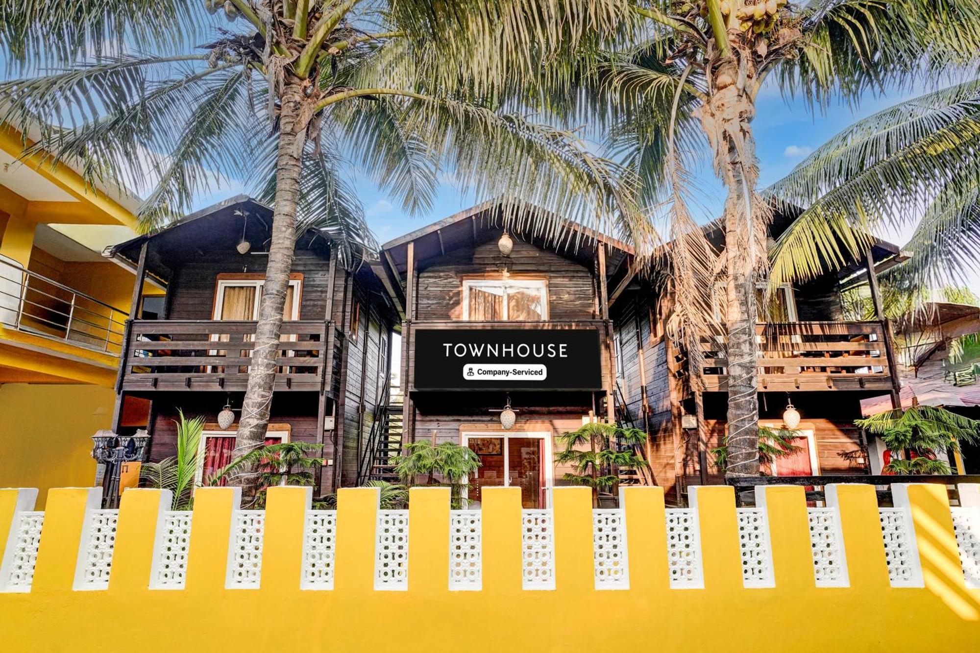 Super Townhouse Morjim Hotel Buitenkant foto