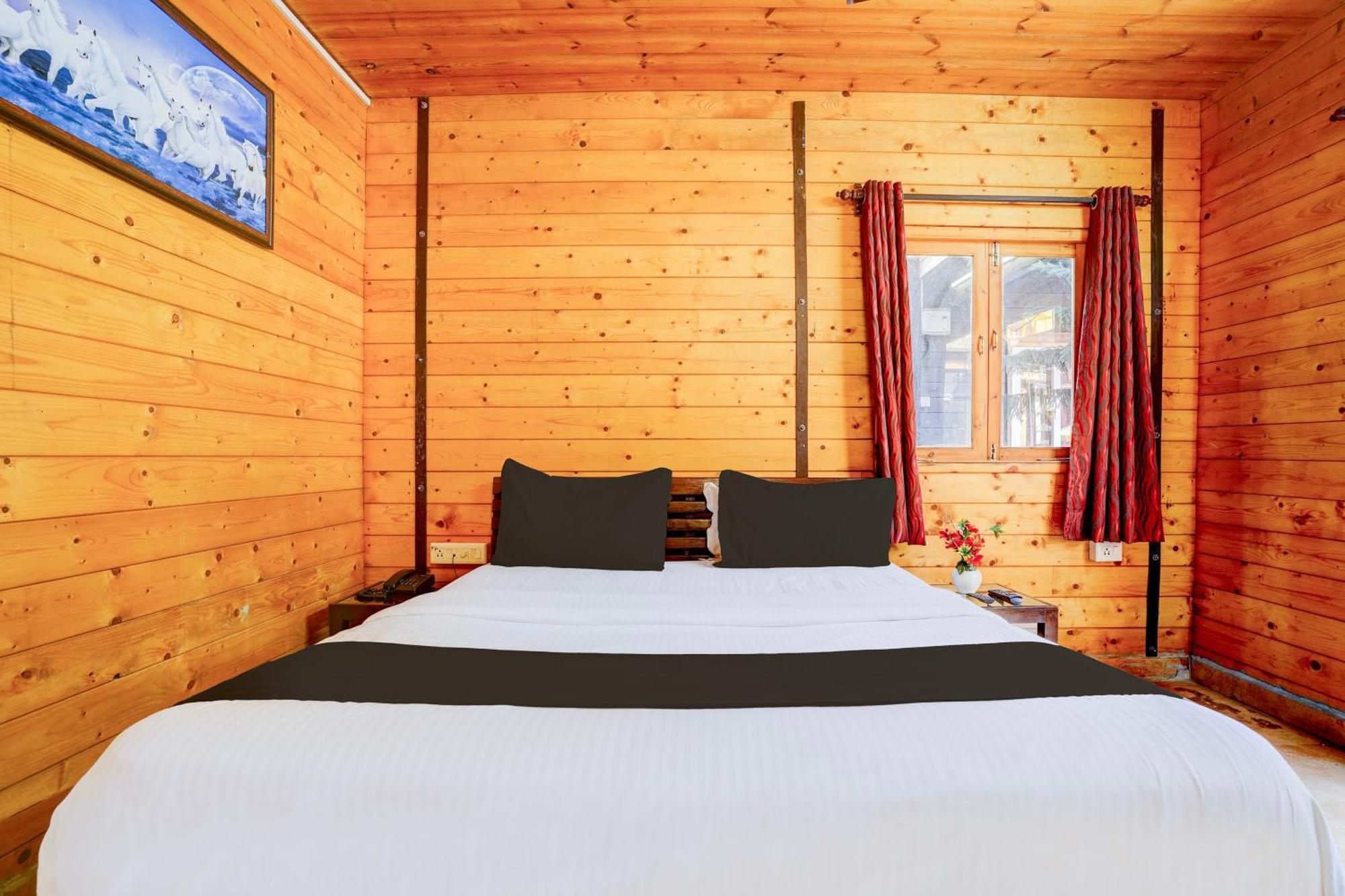 Super Townhouse Morjim Hotel Buitenkant foto