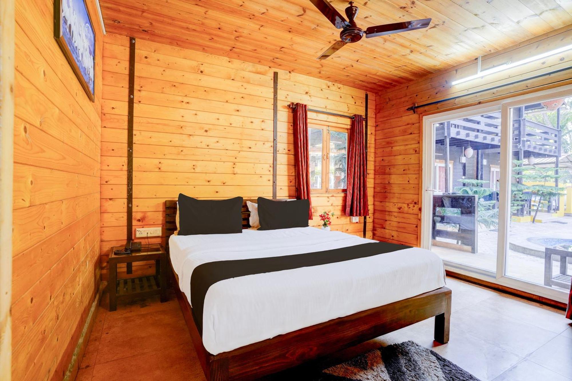 Super Townhouse Morjim Hotel Buitenkant foto