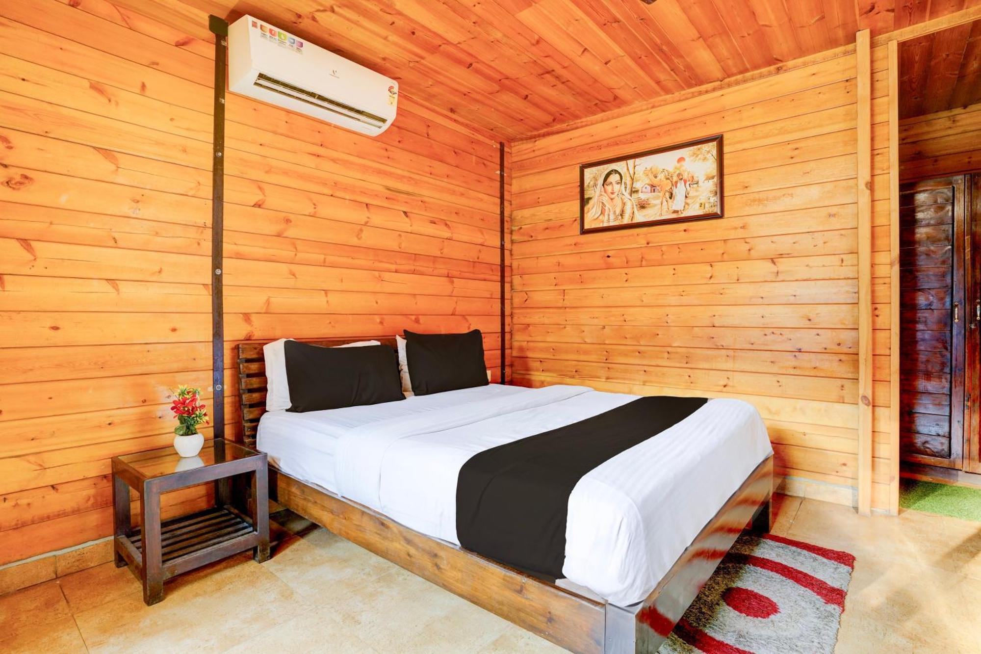 Super Townhouse Morjim Hotel Buitenkant foto