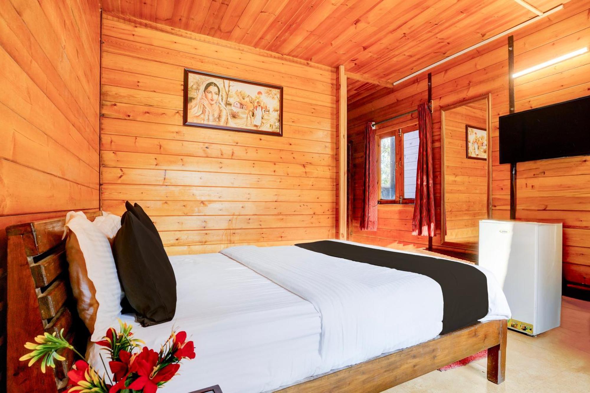Super Townhouse Morjim Hotel Buitenkant foto