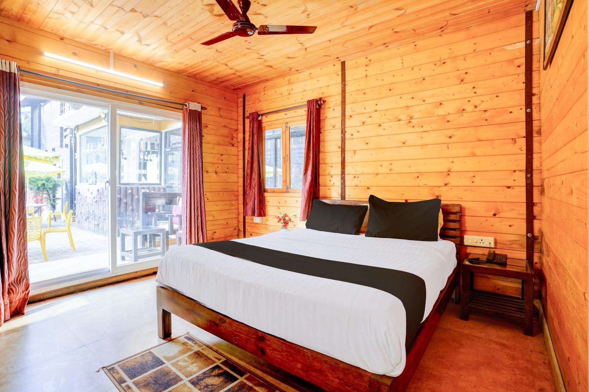 Super Townhouse Morjim Hotel Buitenkant foto