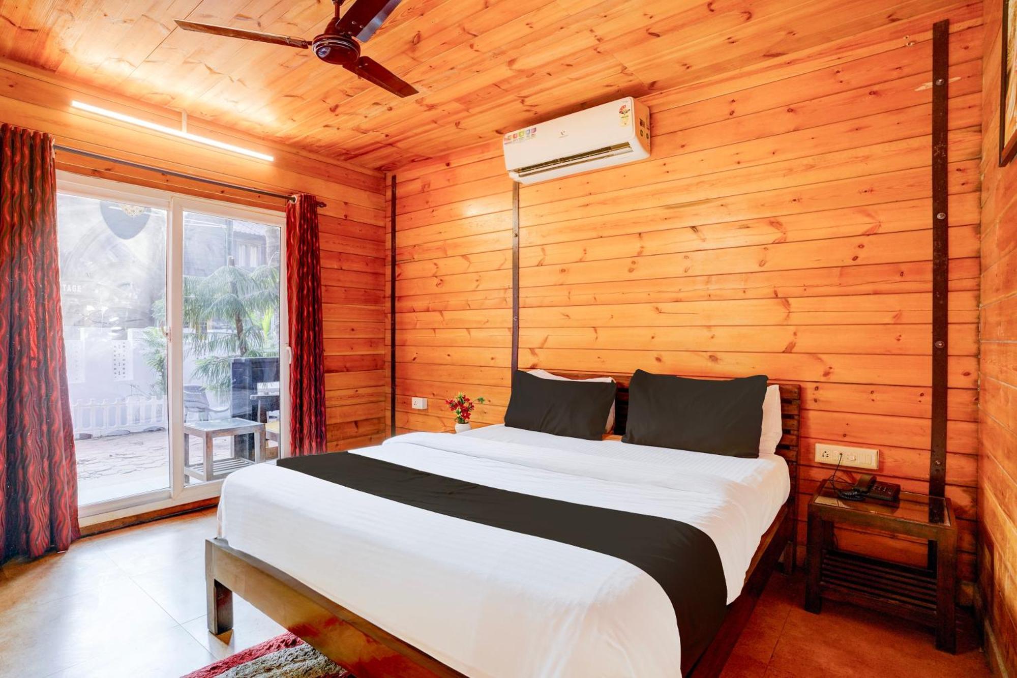 Super Townhouse Morjim Hotel Buitenkant foto