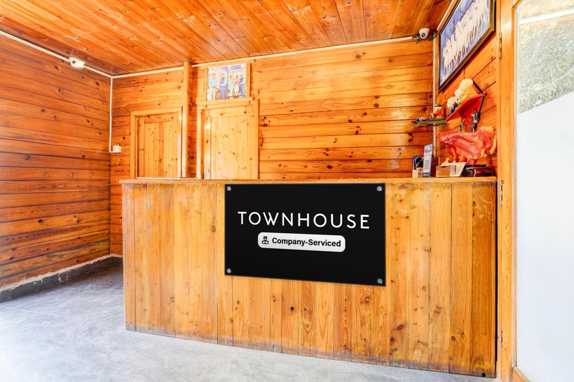 Super Townhouse Morjim Hotel Buitenkant foto