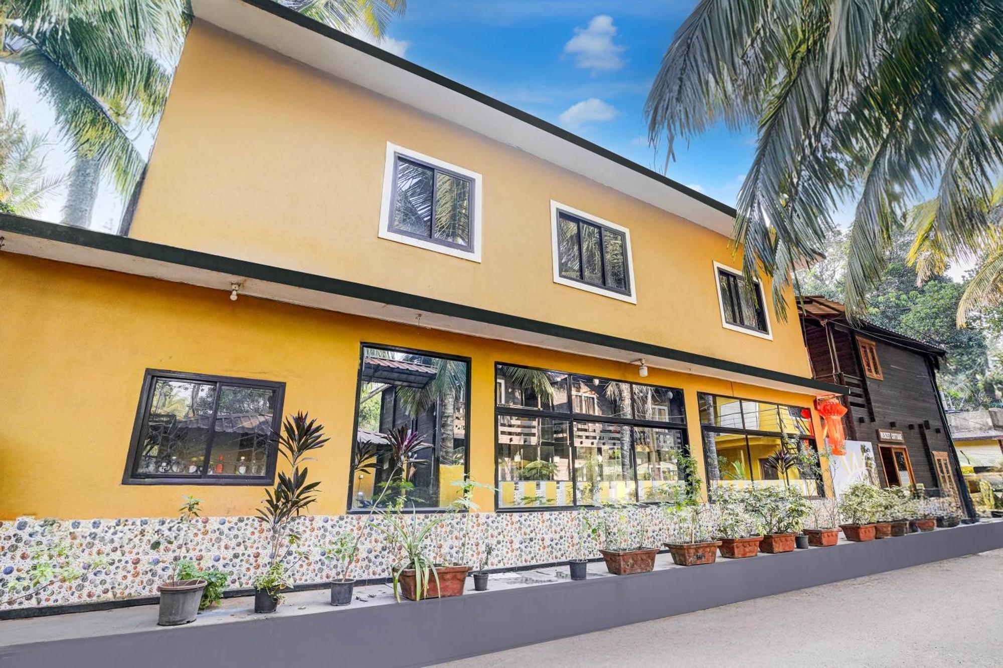 Super Townhouse Morjim Hotel Buitenkant foto