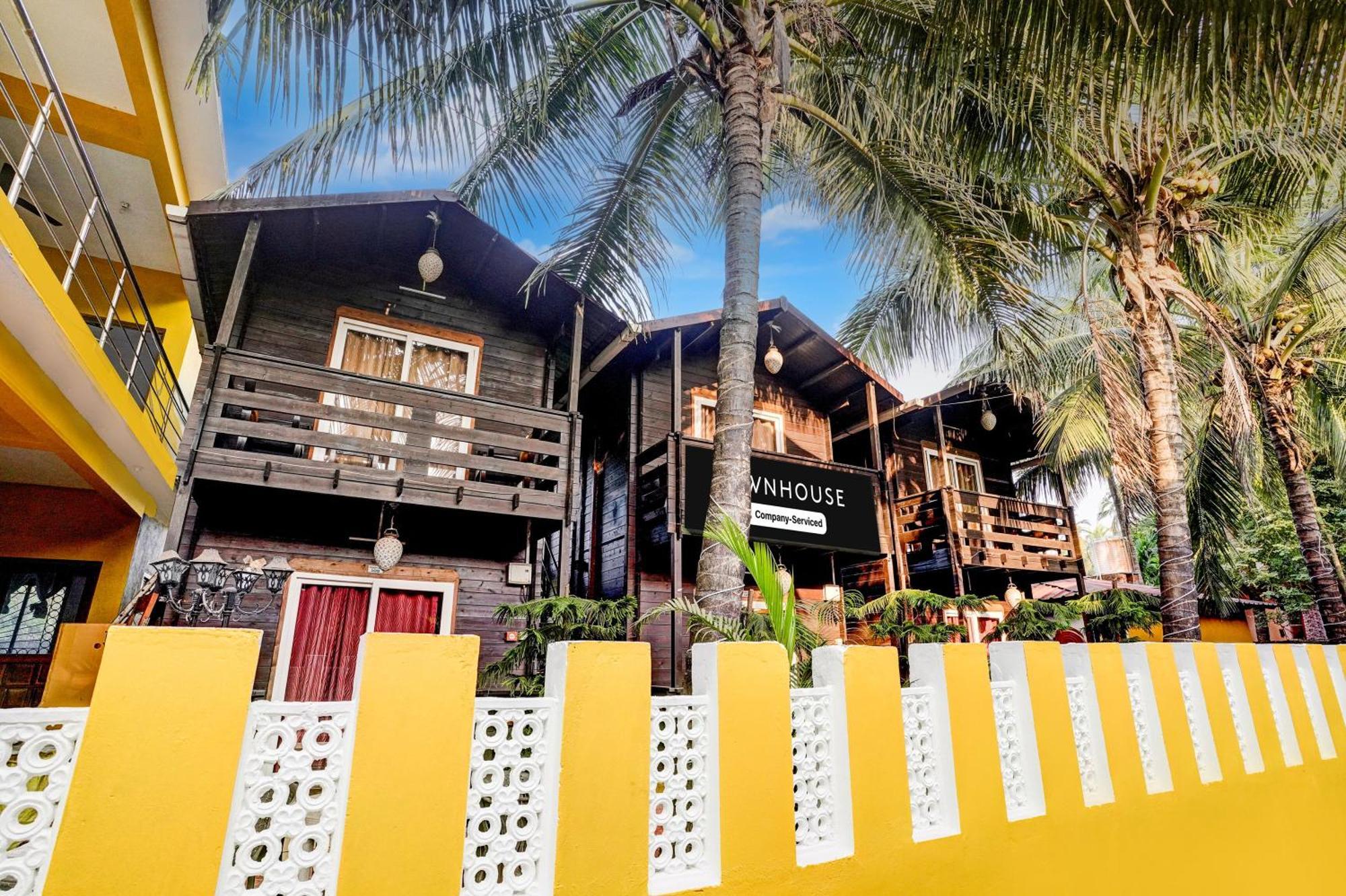 Super Townhouse Morjim Hotel Buitenkant foto