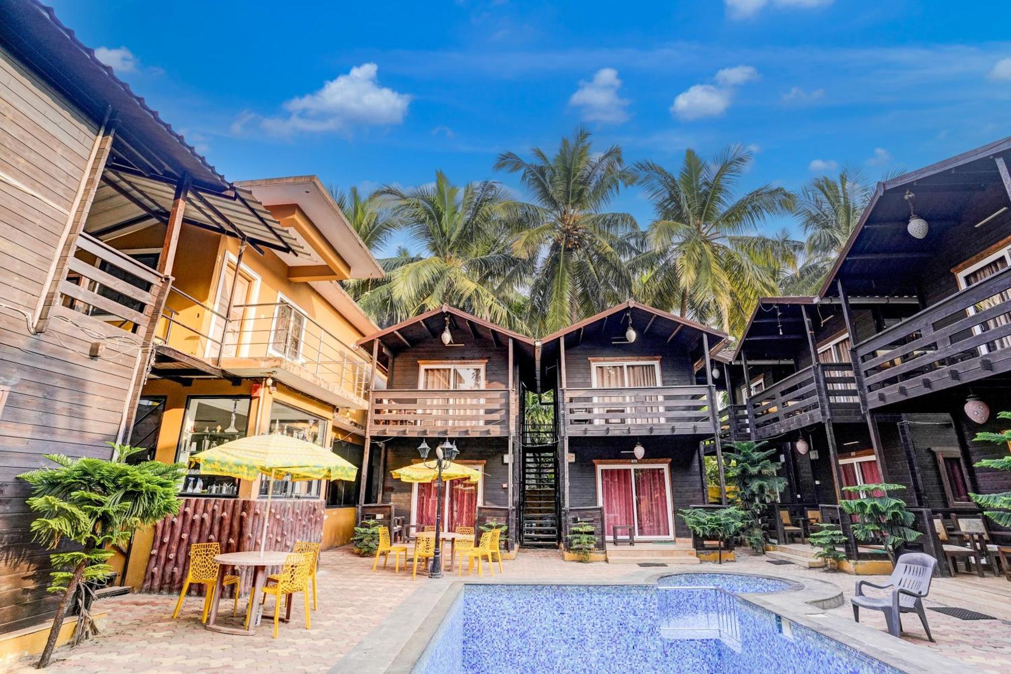 Super Townhouse Morjim Hotel Buitenkant foto