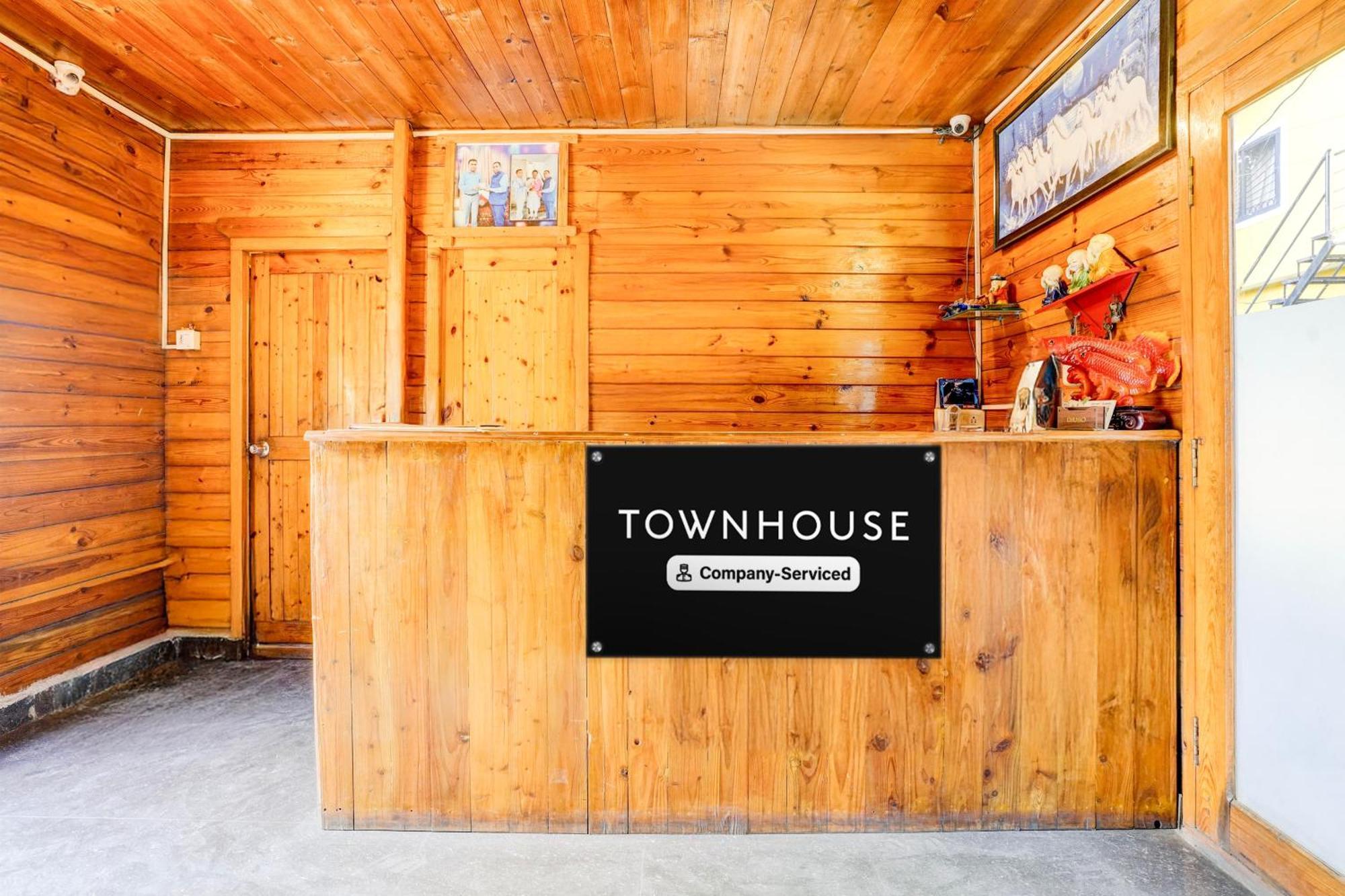 Super Townhouse Morjim Hotel Buitenkant foto