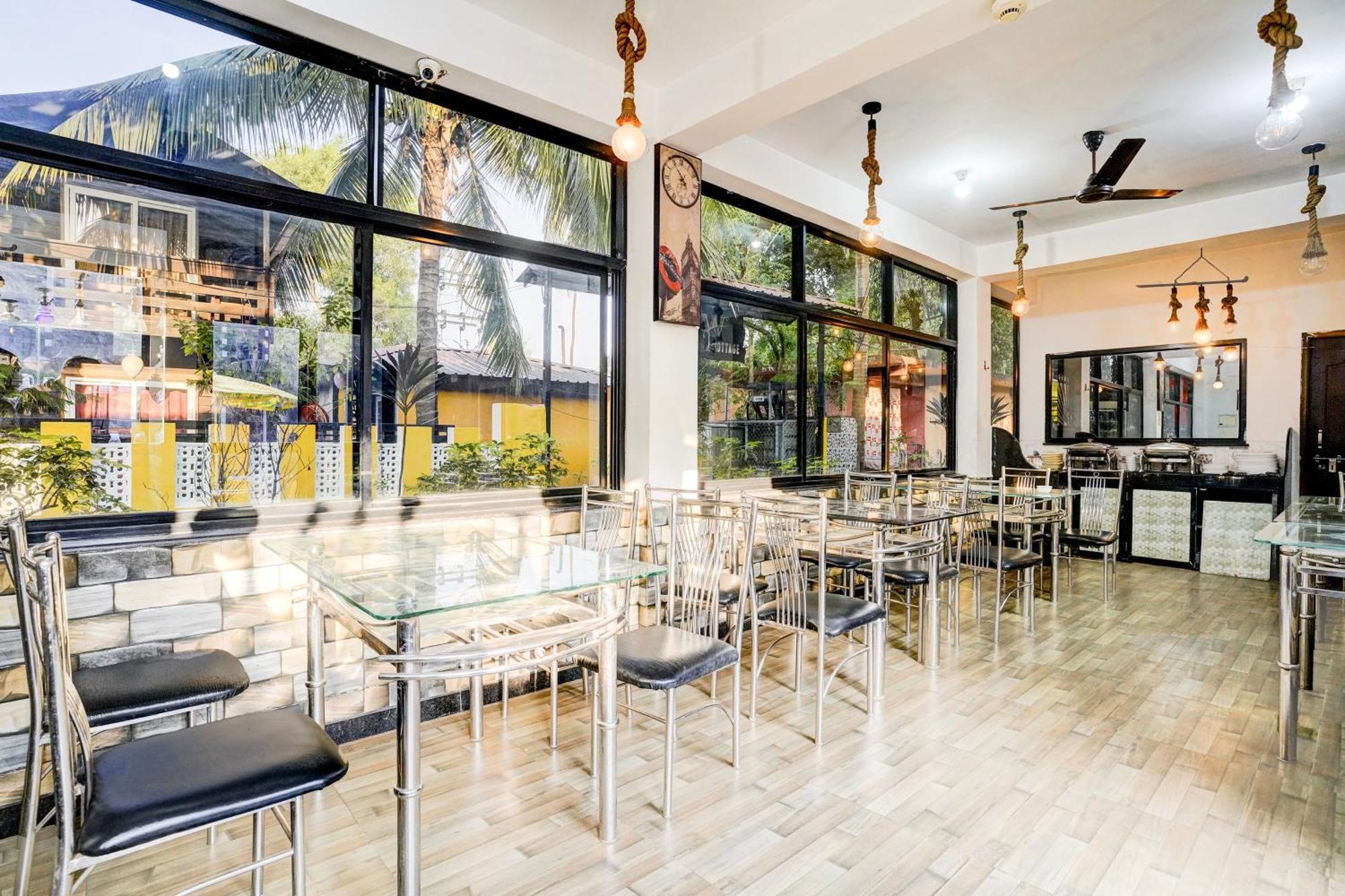 Super Townhouse Morjim Hotel Buitenkant foto
