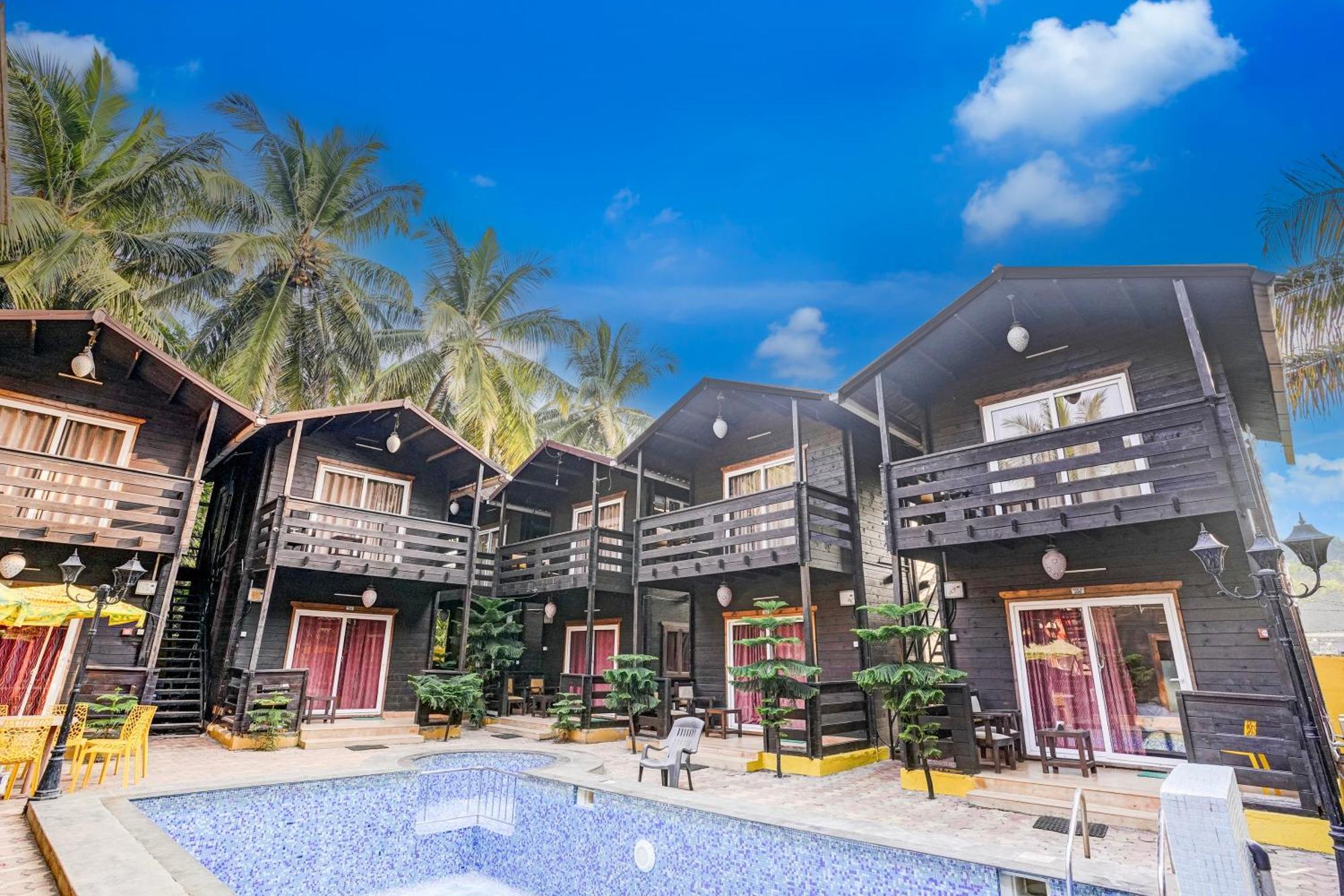 Super Townhouse Morjim Hotel Buitenkant foto