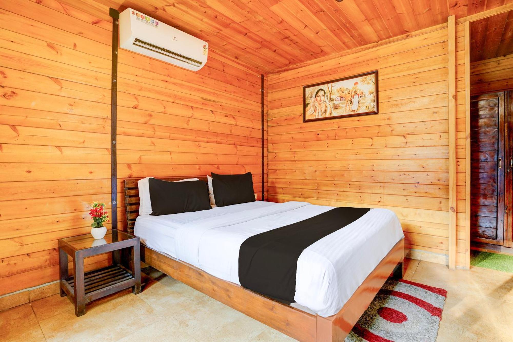 Super Townhouse Morjim Hotel Buitenkant foto