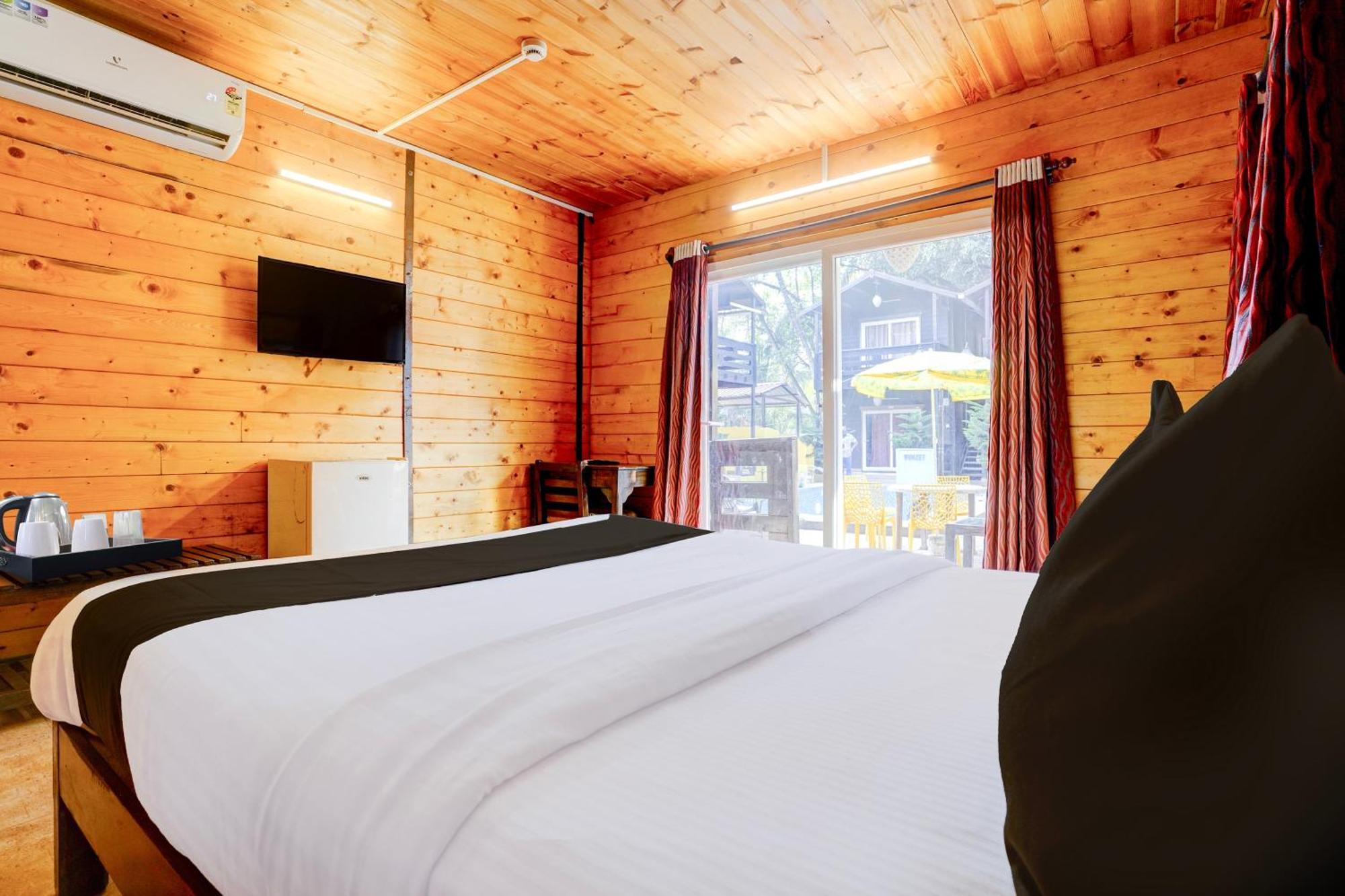Super Townhouse Morjim Hotel Buitenkant foto