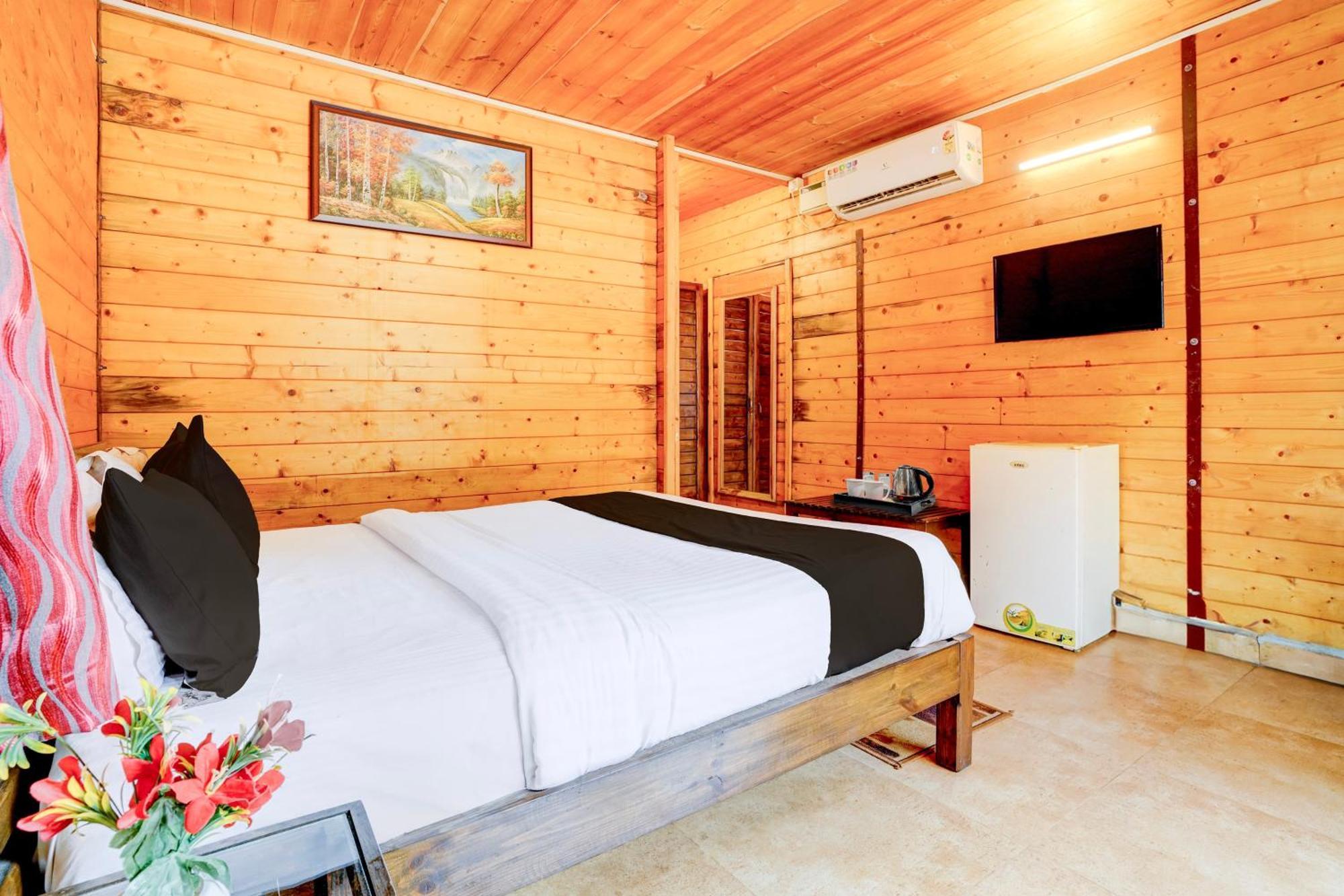 Super Townhouse Morjim Hotel Buitenkant foto
