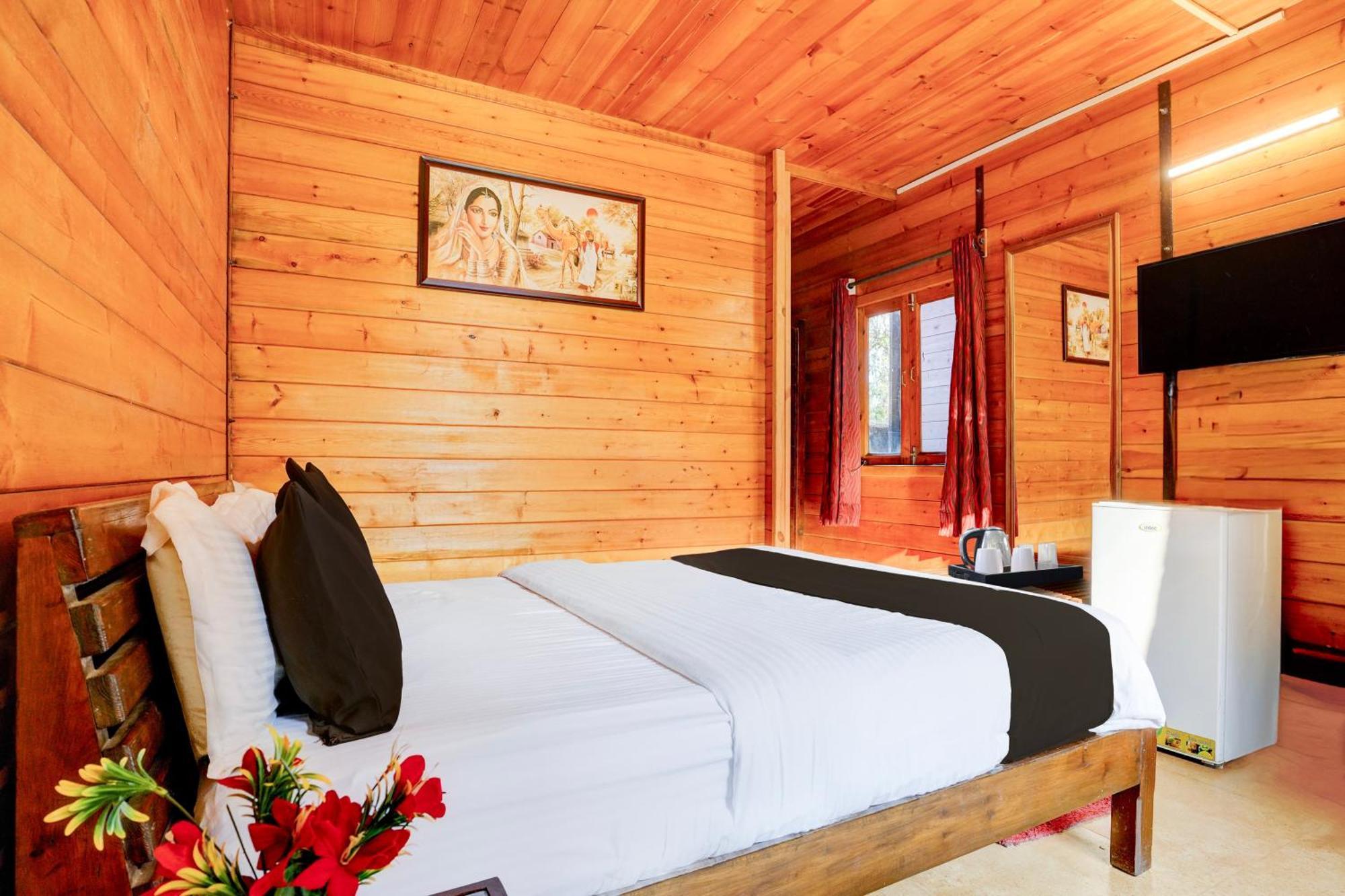 Super Townhouse Morjim Hotel Buitenkant foto