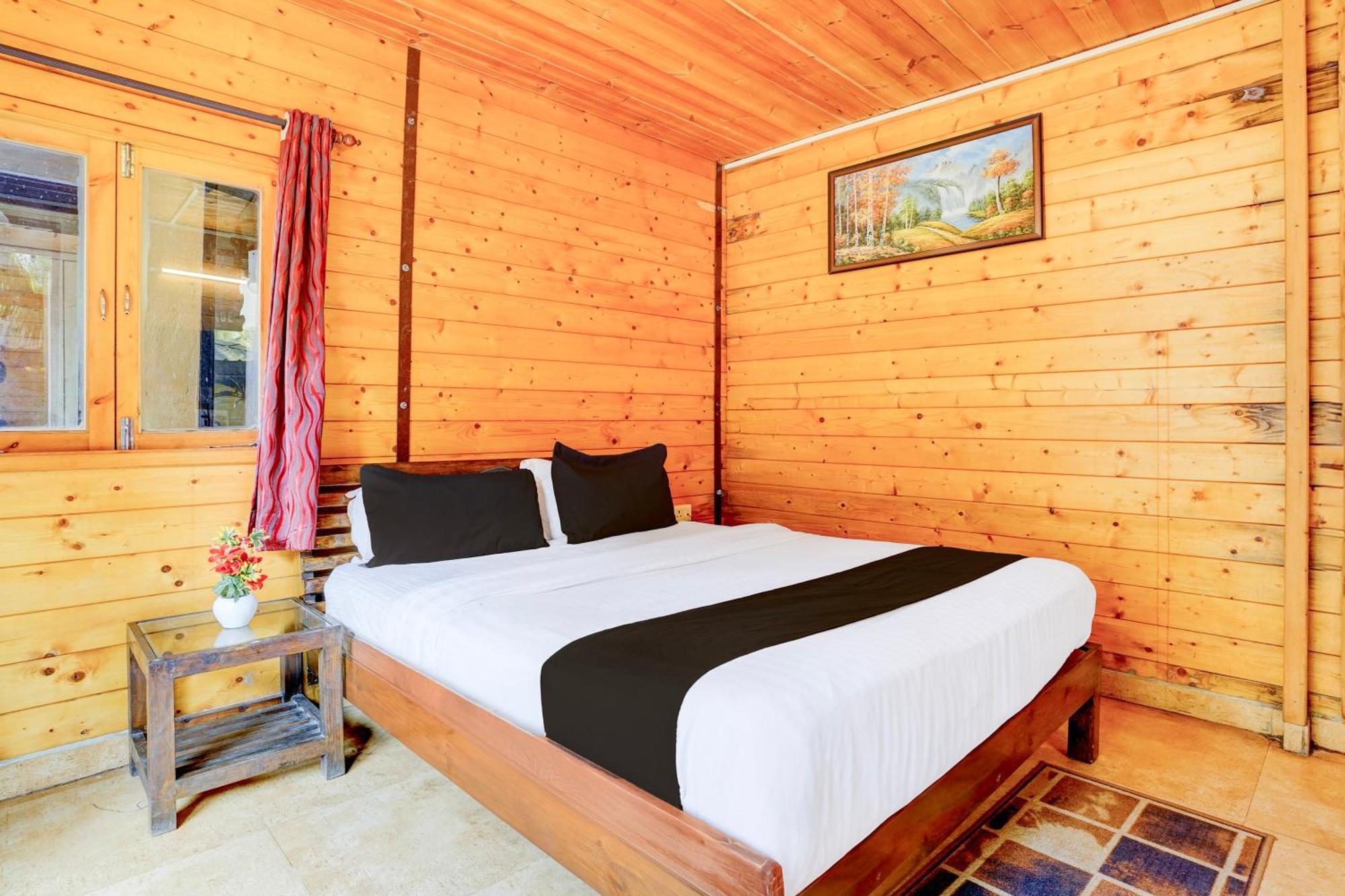Super Townhouse Morjim Hotel Buitenkant foto