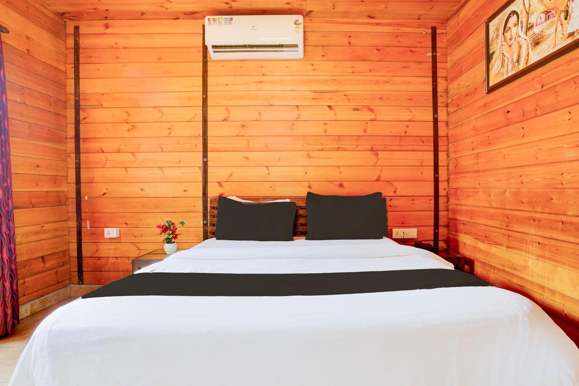 Super Townhouse Morjim Hotel Buitenkant foto