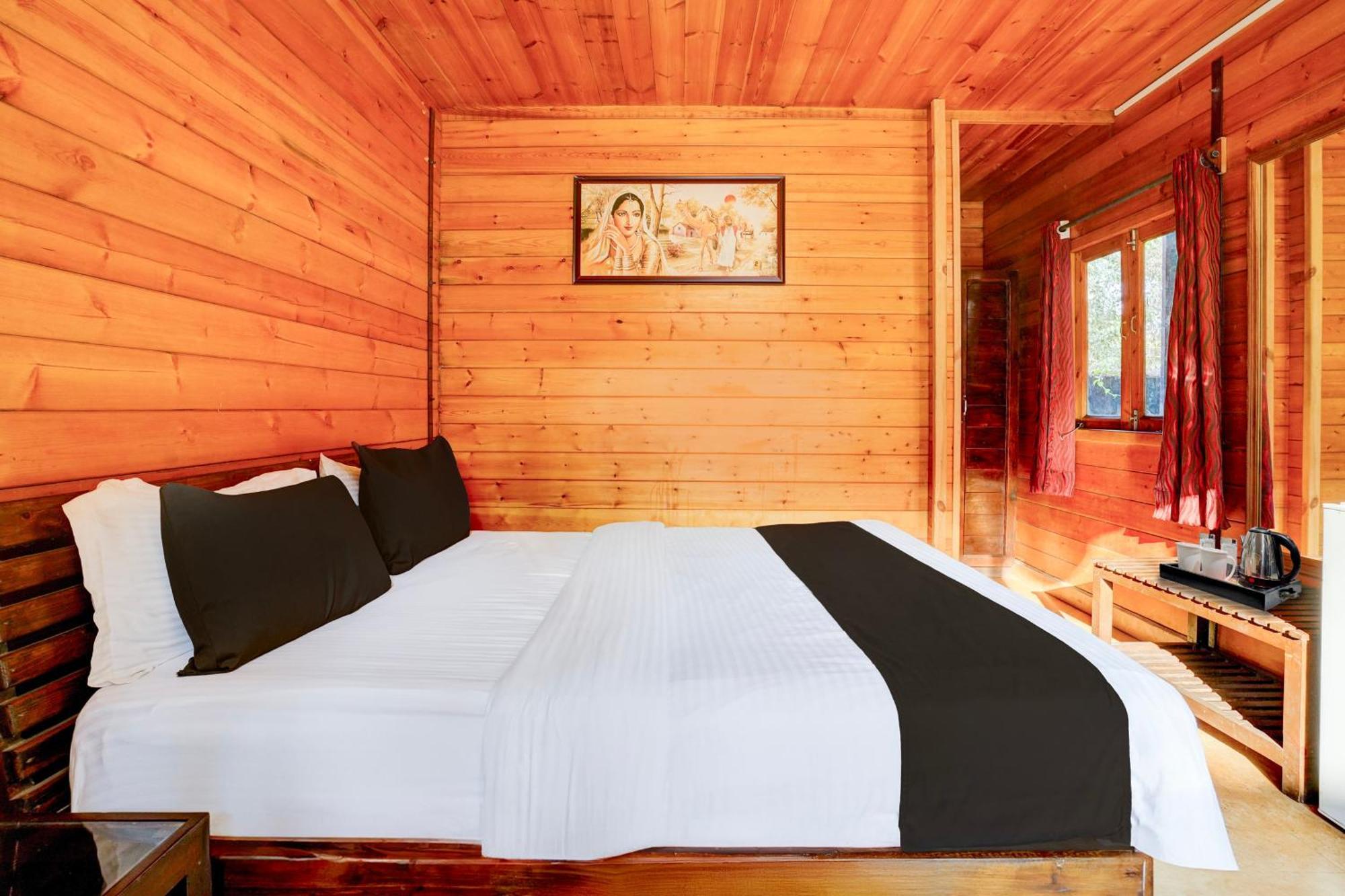 Super Townhouse Morjim Hotel Buitenkant foto