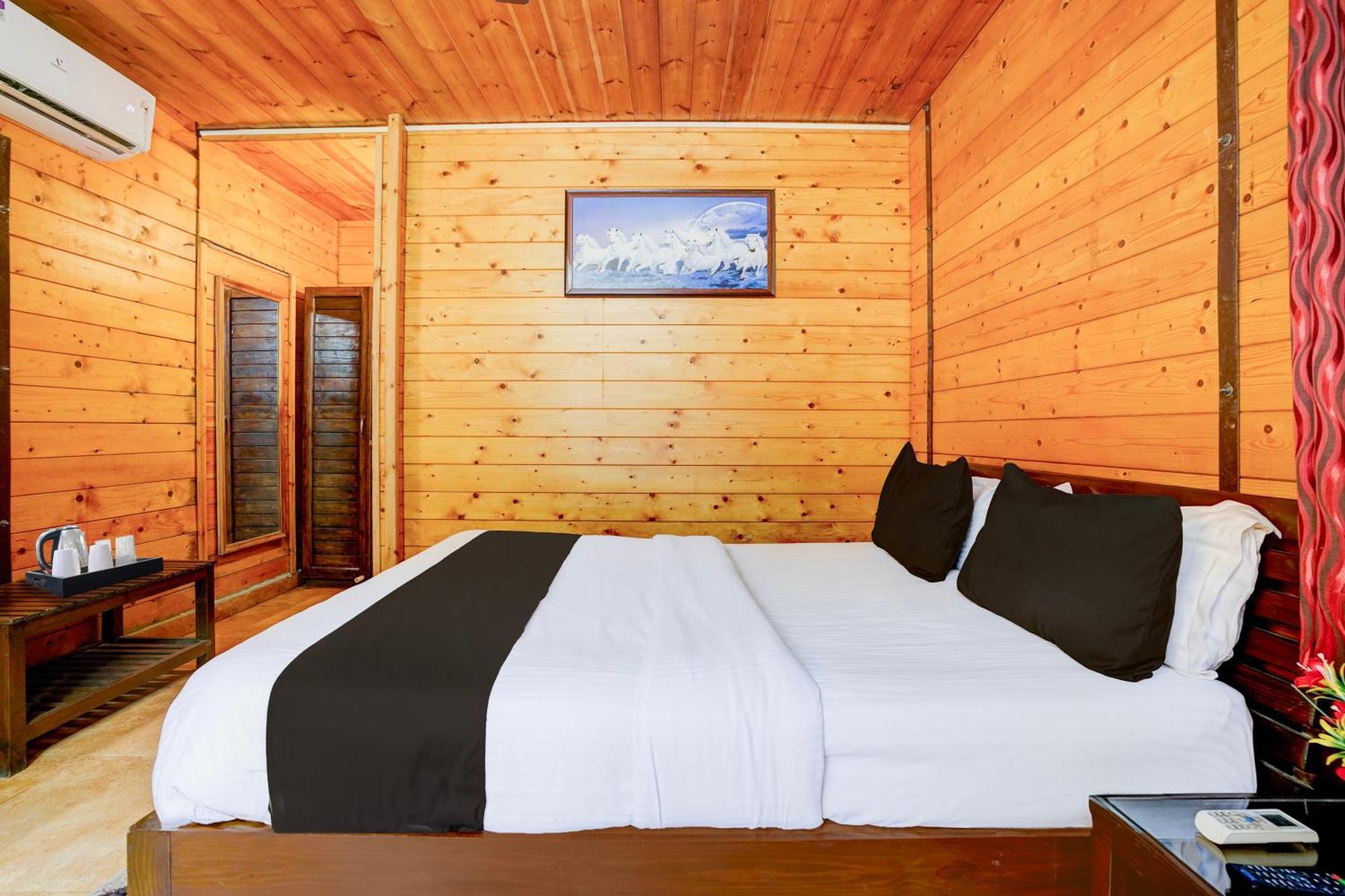 Super Townhouse Morjim Hotel Buitenkant foto