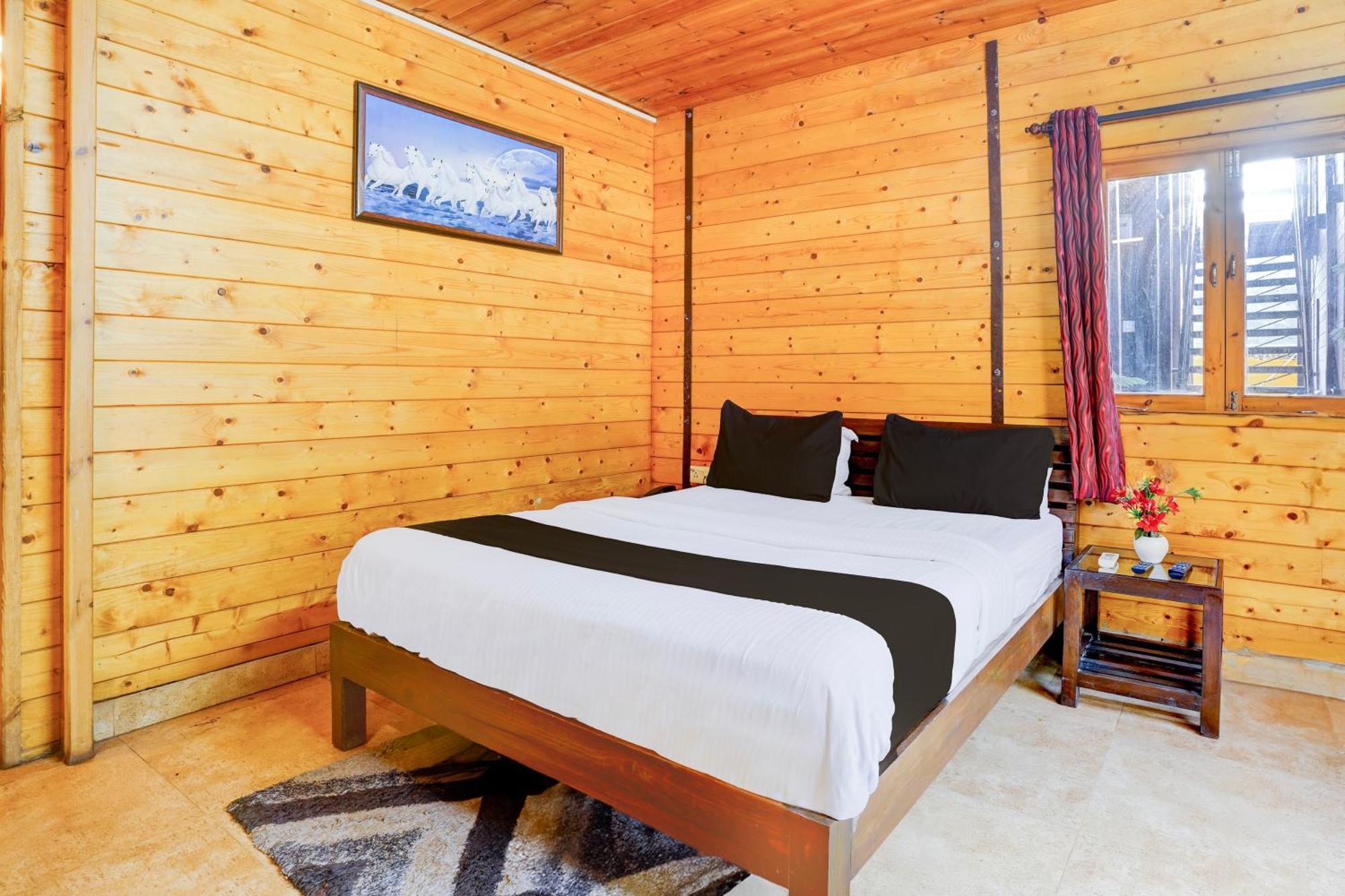 Super Townhouse Morjim Hotel Buitenkant foto